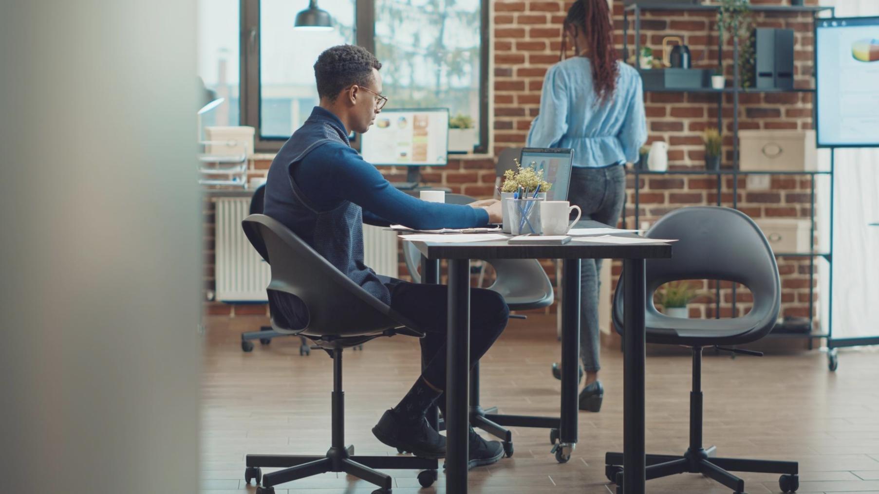 Collaborazione strategica tra professionisti del settore fiscale e consulenti specializzati